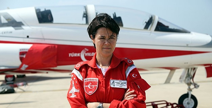 Türk Yıldızları'nın ilk kadın pilotu 19 Mayıs'ta uçacak