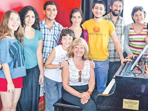 Usta piyanist İdil Biret ve genç yetenekler Cunda da çalıyor