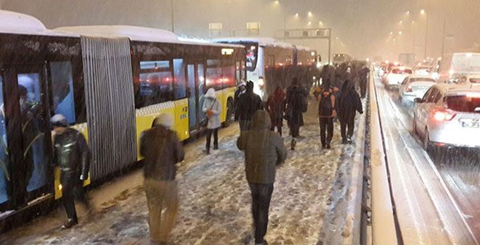 İstanbul'u kar vurdu