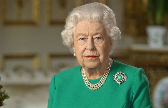 Kraliçe İngiliz halkına 'kararlılık' mesajı verdi