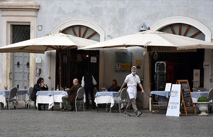 İtalya'da sosyal mesafeyi 'sivil yardımcılar' denetleyecek